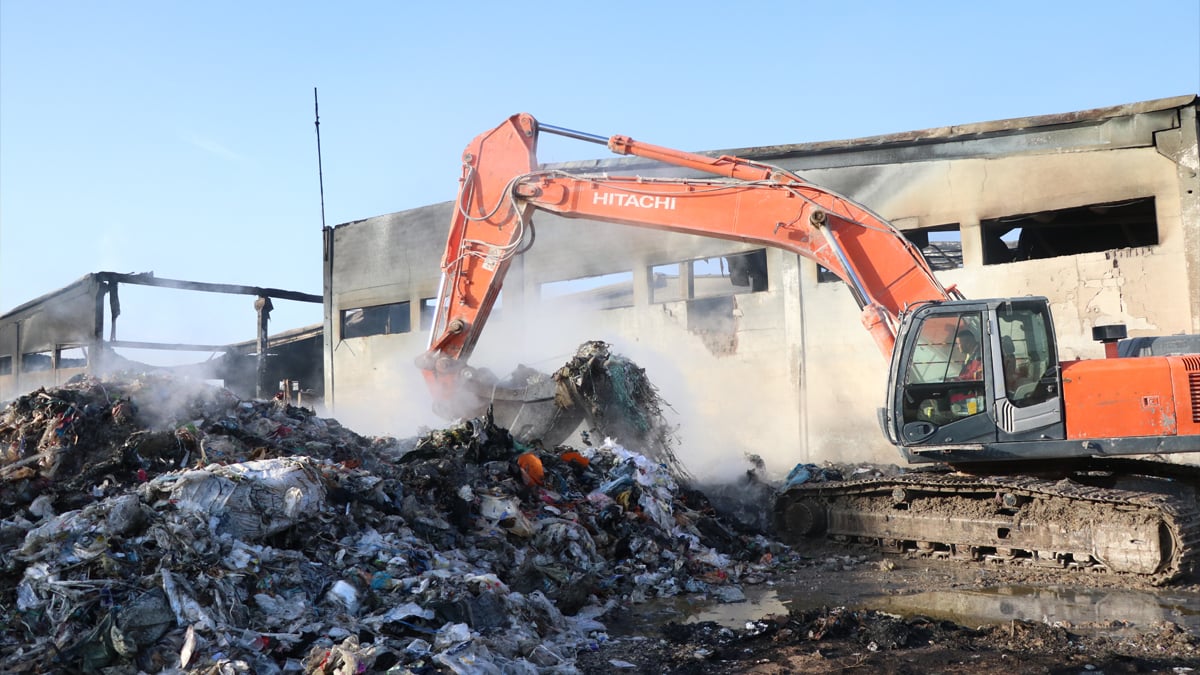 Niğde de plastik geri dönüşüm tesisinde yangın